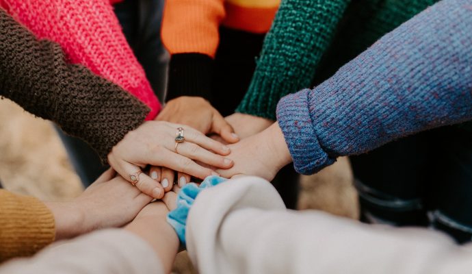 hands together in circle © Hannah Busing unsplash